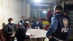 Kırıkkale'de ruhsatsız kıraathanede kaçak oyun oynayan 17 kişi suçüstü yakalandı
