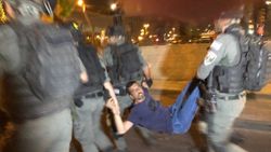 İsrail polisi Şam Kapısı'nda Filistinlilere saldırdı