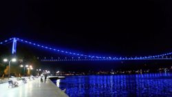 İstanbul'da köprüler mavi ışıkla aydınlatıldı
