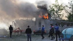 Karaman'da, evin aşenesinde çıkan yangını gözyaşlarıyla izlediler
