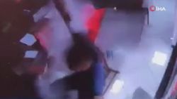 İzmir'de bir iş yerinin tavanı delindi