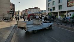 Pendik'te aşırı hızlı pikap, kontrolü kaybederek otobüs durağına çarptı