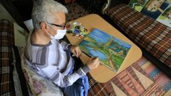 Suriyeli engelli hat ustası ve ressam tablolarını satarak ailesini geçindiriyor