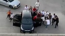 Mersin'de adliye otoparkında tekmeli yumruklu kavga