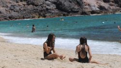 Alanya'da yerli ve yabancı turistler plajlara akın etti
