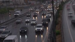 İstanbul'da sağanak yağış nedeniyle trafik yoğunluğu arttı