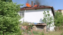 Yozgat'ta 2 katlı evin çatısı yandı