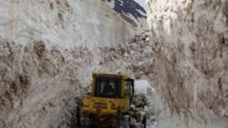 Hakkari'de askeri üs bölgesinde 8 metrelik kar temizleniyor