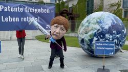 Almanya'da Angela Merkel'e aşı patenti tepkisi