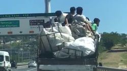 Kadıköy'de kamyonet kasasında tehlikeli yolculuk