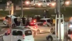 Elazığ'da kaza yapan sürücüler, birbirine tampon parçası ile saldırdı