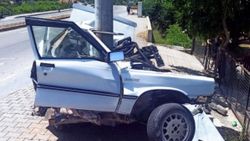Muğla'da beton elektrik direğine çarpan otomobil iki parça oldu