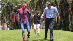 Minik Özge'nin 'Antalyalı Örümcek Adam' ile buluşması