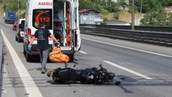 İzmit'te, yangın panosuna çarpan motosiklet sürüklendi