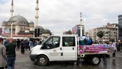 Taksim Camii’nin çevresi gül suyu ile yıkandı