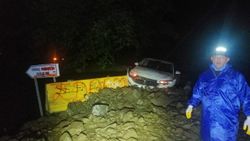 Tekirdağ'da sağanak sonrası yola düşen kayalar ulaşımı aksattı