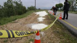 Bolu'da yol kenarına dökülen beyaz toz incelemeye alındı