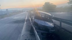 Manisa'da bariyerlere çarpan otomobil yandı