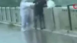 Hindistan'da koronavirüsten ölen hastanın cansız bedeninin nehre atıldığı anlar kamerada