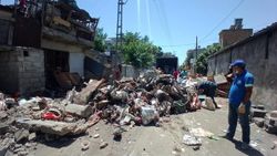 Adana'da bir evden 6 kamyon çöp çıkarıldı