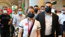 Ayşe Begüm Onbaşı'yı, mehteran karşıladı