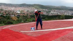 Yozgatlı emekli, solan Türk bayrağının boyasını yeniliyor