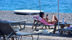 Antalya'da mesafeli şezlonglarda sahil keyfi