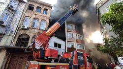 Beyoğlu'nda halı fabrikasında çıkan yangın 5 katlı binaya sıçradı