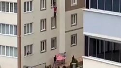 Kahramanmaraş'ta pencereden düşen kişi son anda kurtarıldı