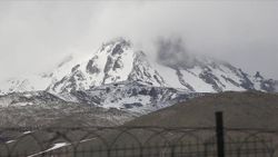 Erciyes'in yüksek kesimleri beyaza büründü