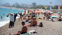 Antalya'da yerli ve yabancı turistler sahillere akın etti