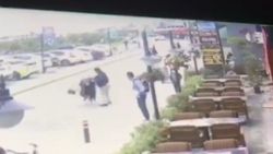 Beylikdüzü’nde restoran çıkışı eşini dövdü