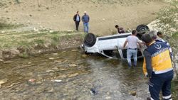 Erzurum'da sağlık çalışanı takla atan araçta can verdi