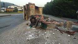 Sarıyer'de moloz yüklü kamyonet devrildi
