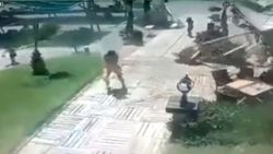 Antalya'da havuz başındaki şemsiyeler uçtu, turistler korkudan kaçtı