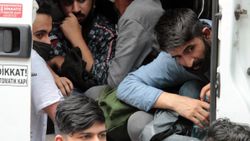 Muğla'da kaçan minibüsten 35 sığınmacı çıktı