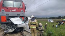Rusya'da kırmızı ışıkta geçen cip, trenin altında kaldı