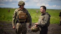 Vladimir Zelenskiy'den Donbas cephesine ziyaret