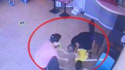 İzmir'de yemek yerken boğulmak üzere olan çocuğu işletme sahibi kurtardı