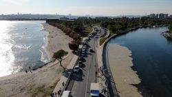 İstanbul'da bir yandan müsilaj temizliği, bir yandan deniz keyfi