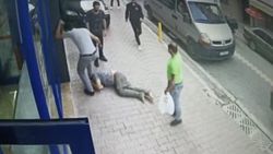 Esenyurt’ta çocuklardan para istedi, feci şekilde dayak yedi