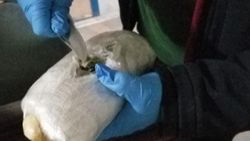 Kütahya'da bir kadın vücuduna sarılı uyuşturucuyla yakalandı