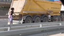 Kocaeli'de paten süren gençler, kamyonun dorsesine tutunarak ilerledi