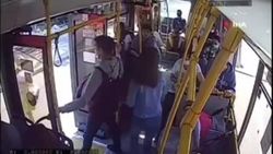 Rusya'da annesinin kucağındaki bebeğin bacağı otobüsün kapısına sıkıştı