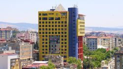 Kahramanmaraş'taki renkli bina Kurban Bayramı’nda yıkılacak
