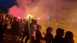 Antalya’da onlarca kişi el ele halaya durdu