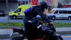 Kağıthane’de kız arkadaşıyla motosiklette yer değiştirdi
