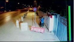 Kahramanmaraş'ta rüzgarda katlanan bayrağı düzeltip öptüler