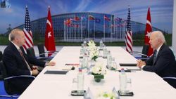 NATO Zirvesi'nde Cumhurbaşkanı Erdoğan, Biden'a kitap verdi