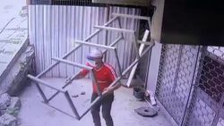 Kağıthane’de demir tezgahı sırtlayıp, götürdü